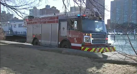 Người đàn ông nhảy xuống hồ Michigan cứu bé 8 tháng tuổi sau khi xe đẩy bị gió thổi xuống nước