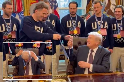 El presidente Trump recibe al equipo masculino de hockey olímpico de EE. UU. en la Casa Blanca tras ganar el oro