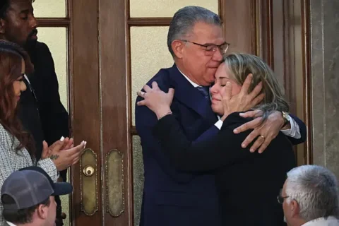 El presidente Trump presenta un emotivo reencuentro entre un ex prisionero político venezolano y su nieta en el Discurso del Estado de la Unión 2026