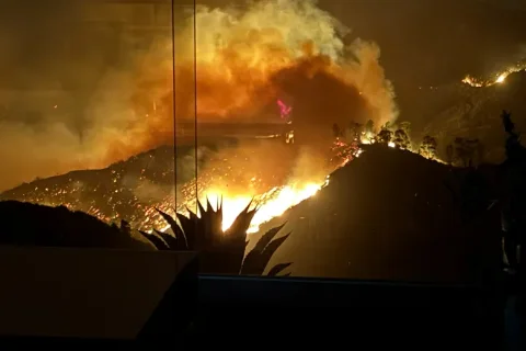 Controversia en Los Ángeles por el proyecto de 398 apartamentos propuestos en una zona de alto riesgo de incendio forestal