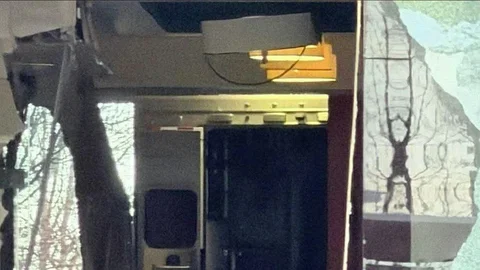 Xe cứu thương bị đánh cắp đâm vào văn phòng DHS tại Idaho, nghi nhắm vào ICE